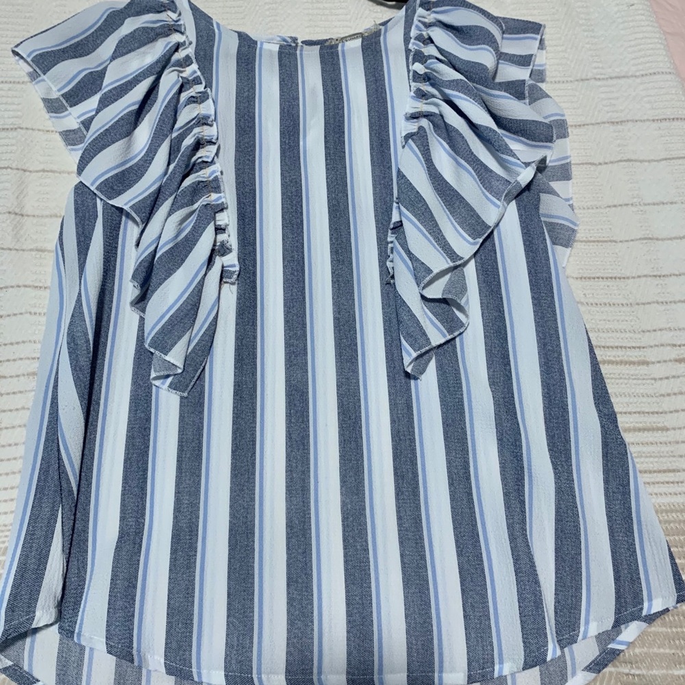 ✨ ruffled sleeve top.